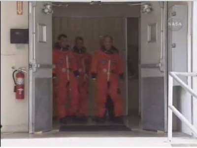 Gli astronauti escono dall'edificio: KB