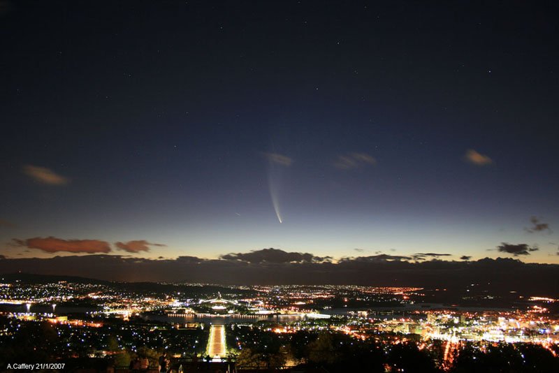 MacNaught comet image photographed from Australia: 59 KB; click on the image to enlarge