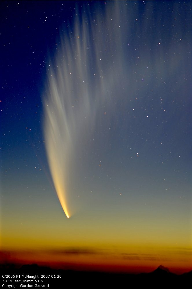 MacNaught comet image photographed from Australia: 51 KB; click on the image to enlarge