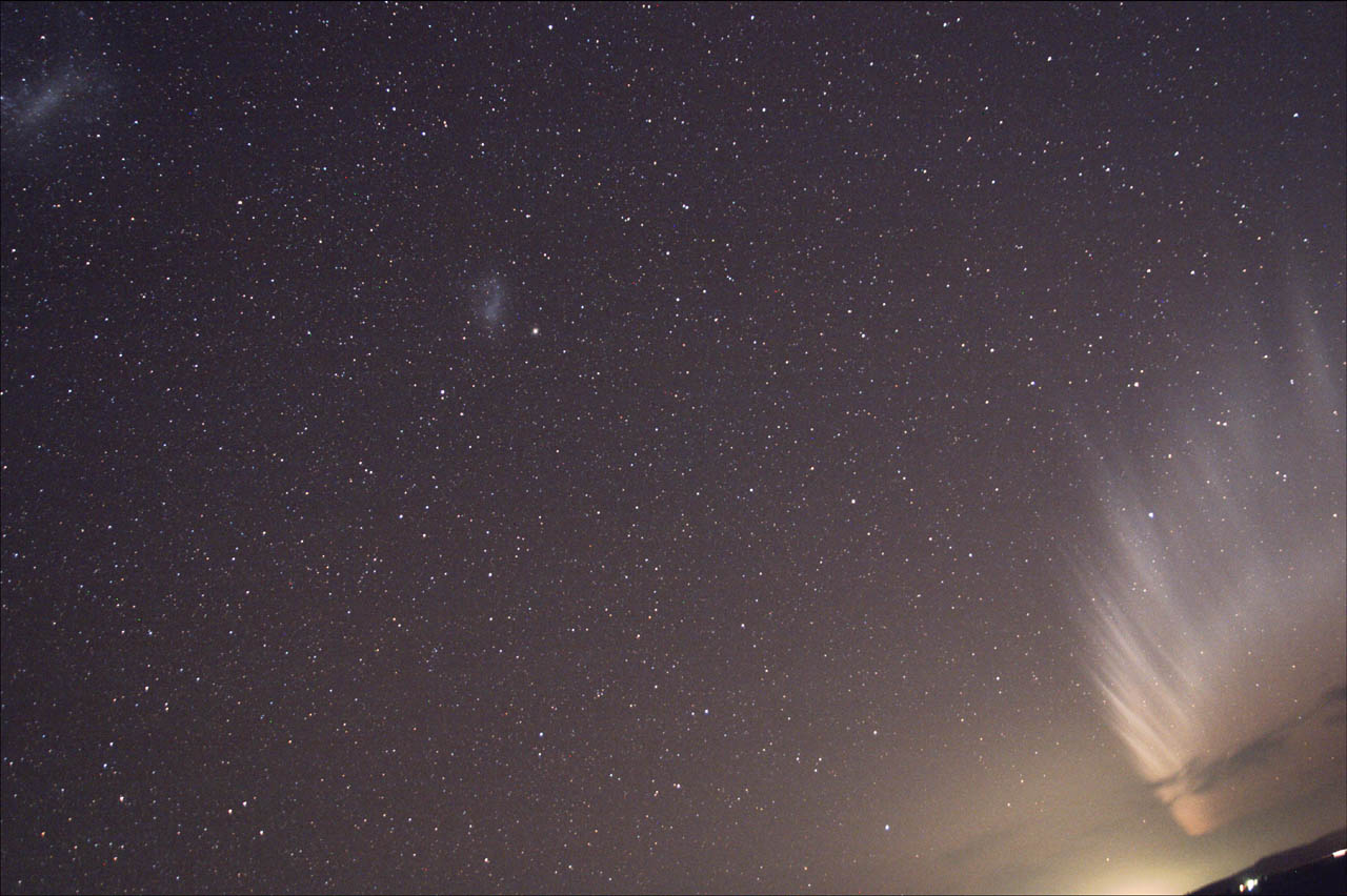 MacNaught comet photographed with Magellanic Clouds: 167 KB