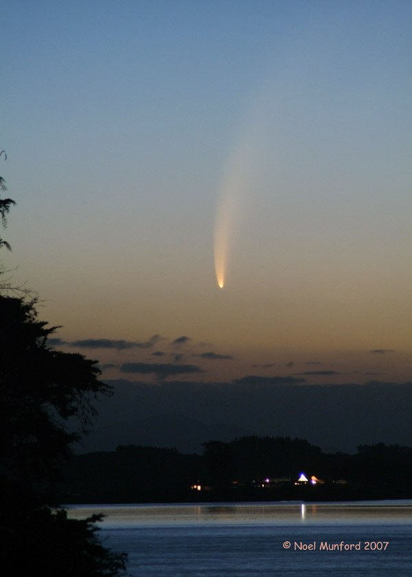 MacNaught comet image taken by New Zealand: 40 KB; click on the image to enlarge