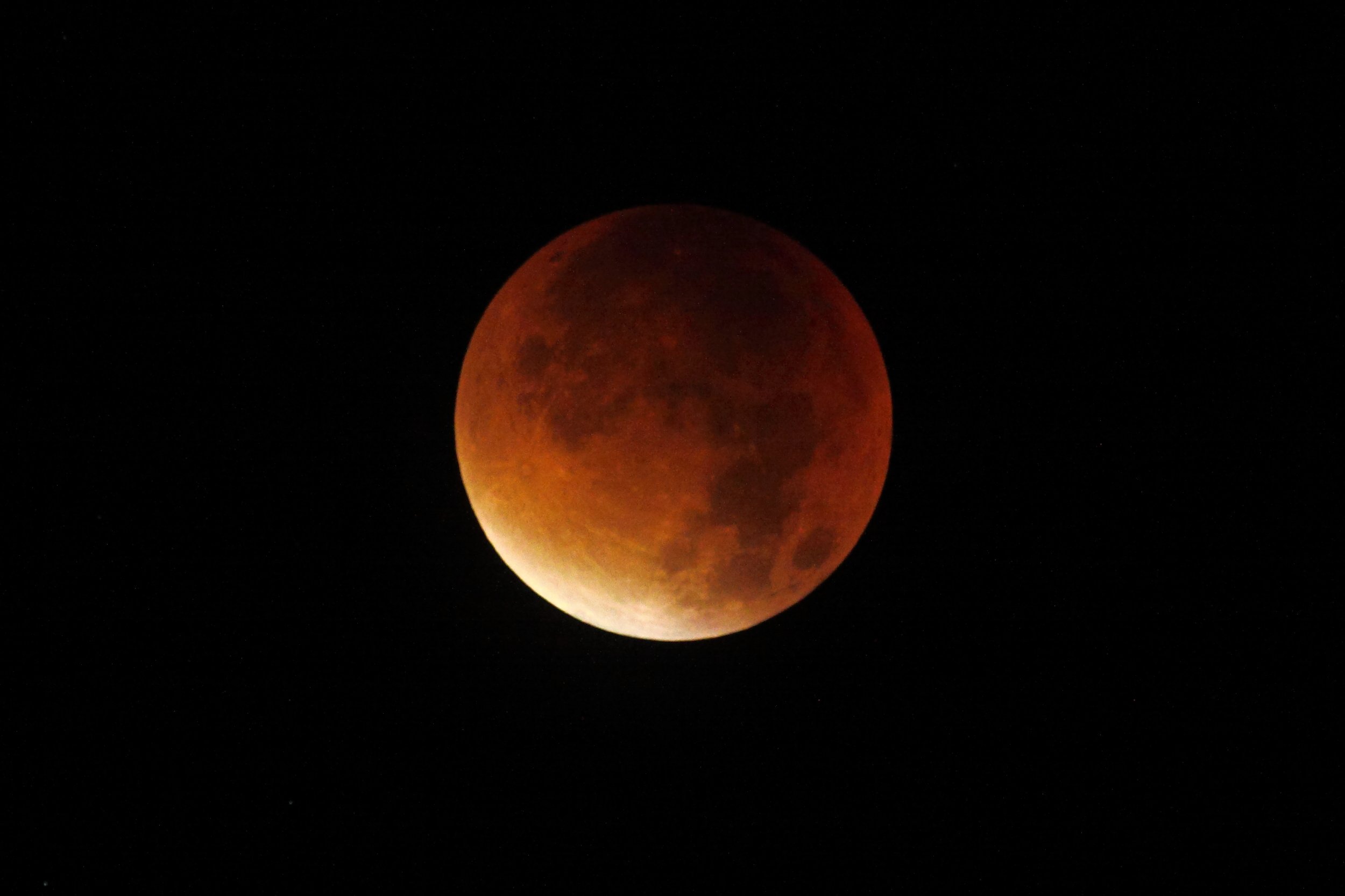 Total moon eclipse photographed in september 28, 2015 by Stefano Dal Mas from Portogruaro (Ve): 179 KB; click on the image to enlarge at 2500x1667 pixels