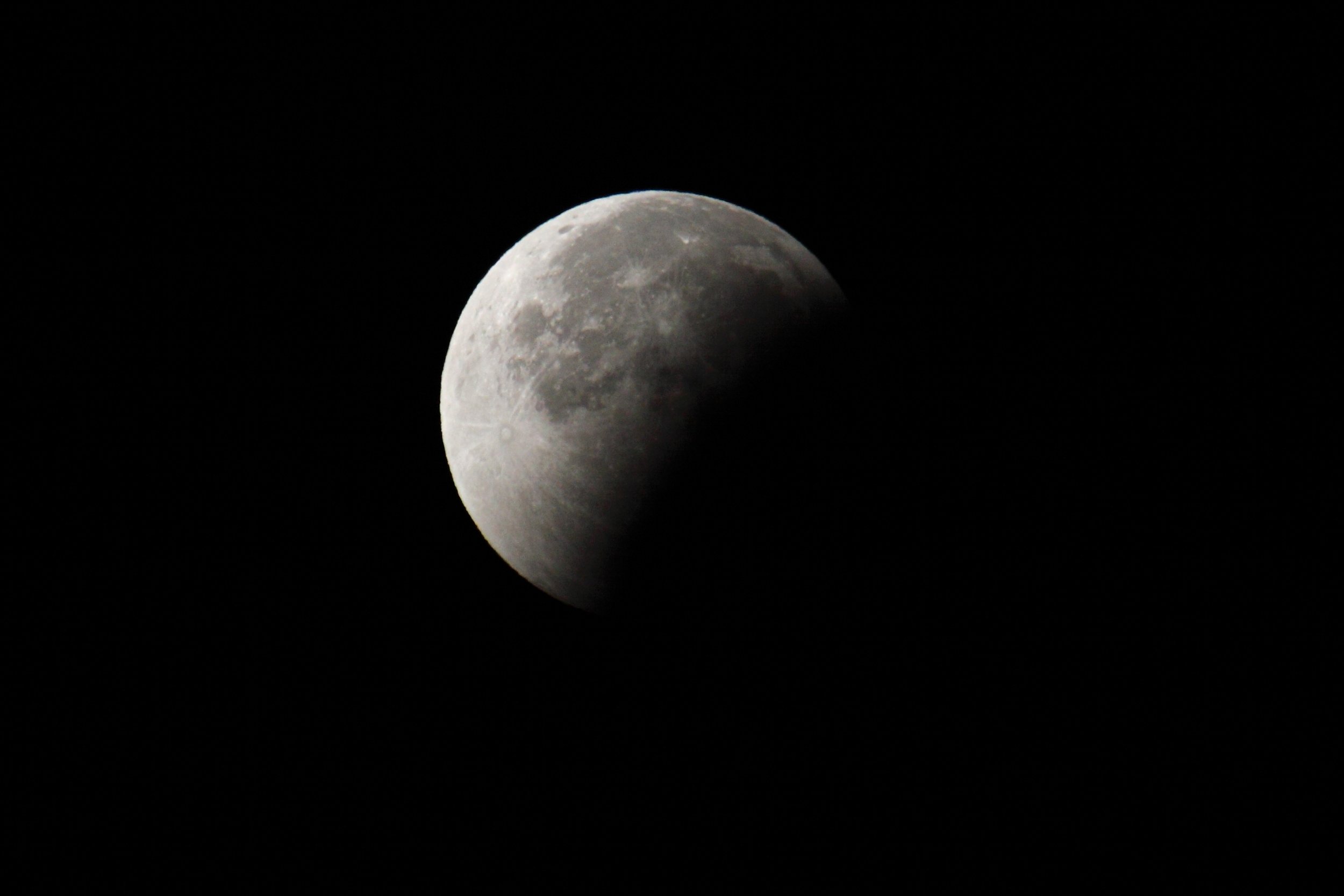 Partial phase of eclipse of the moon: 117 KB; click on the image to enlarge