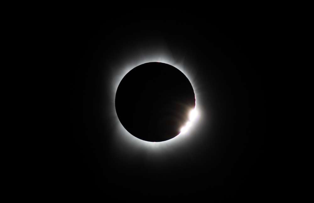 Total sun eclipse photographed from Toumotu islands by Carlo Dellarole: 15 KB