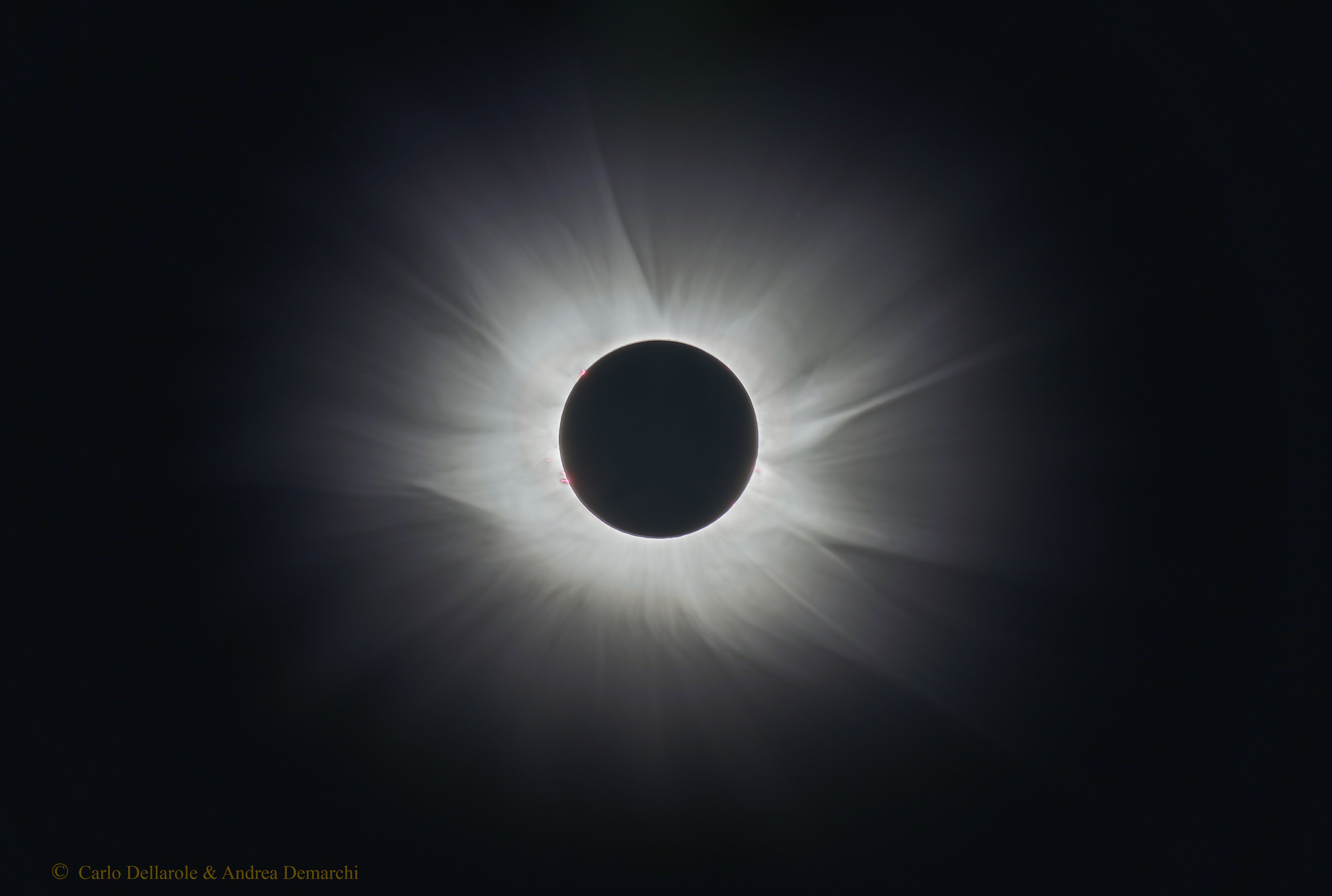 Total sun eclipse photographed from Fær Øer Islands: 622 KB; click on the image to enlarge