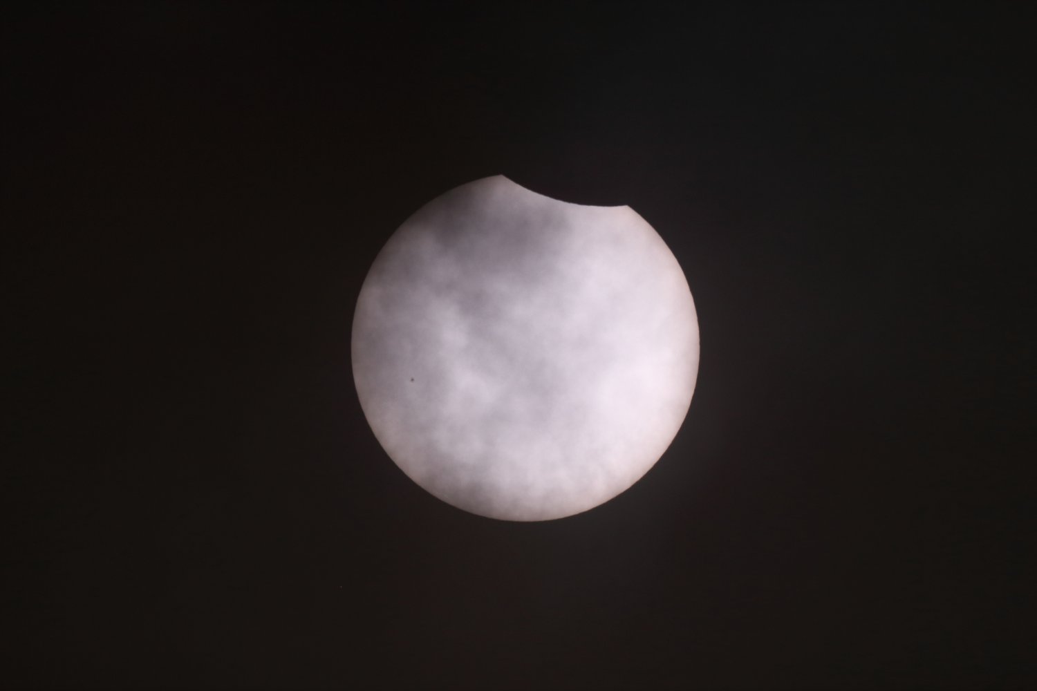 Partial eclipse 
photographed from Talmassons: 45 KB; click on the image to enlarge