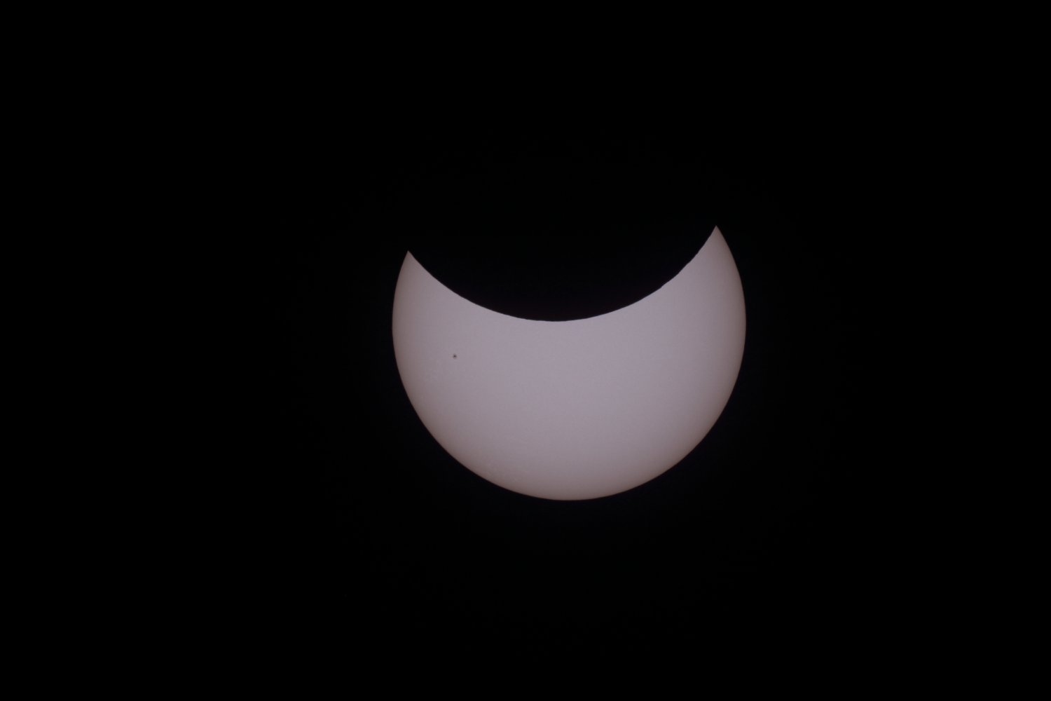 Partial eclipse 
photographed from Talmassons: 33 KB; click on the image to enlarge