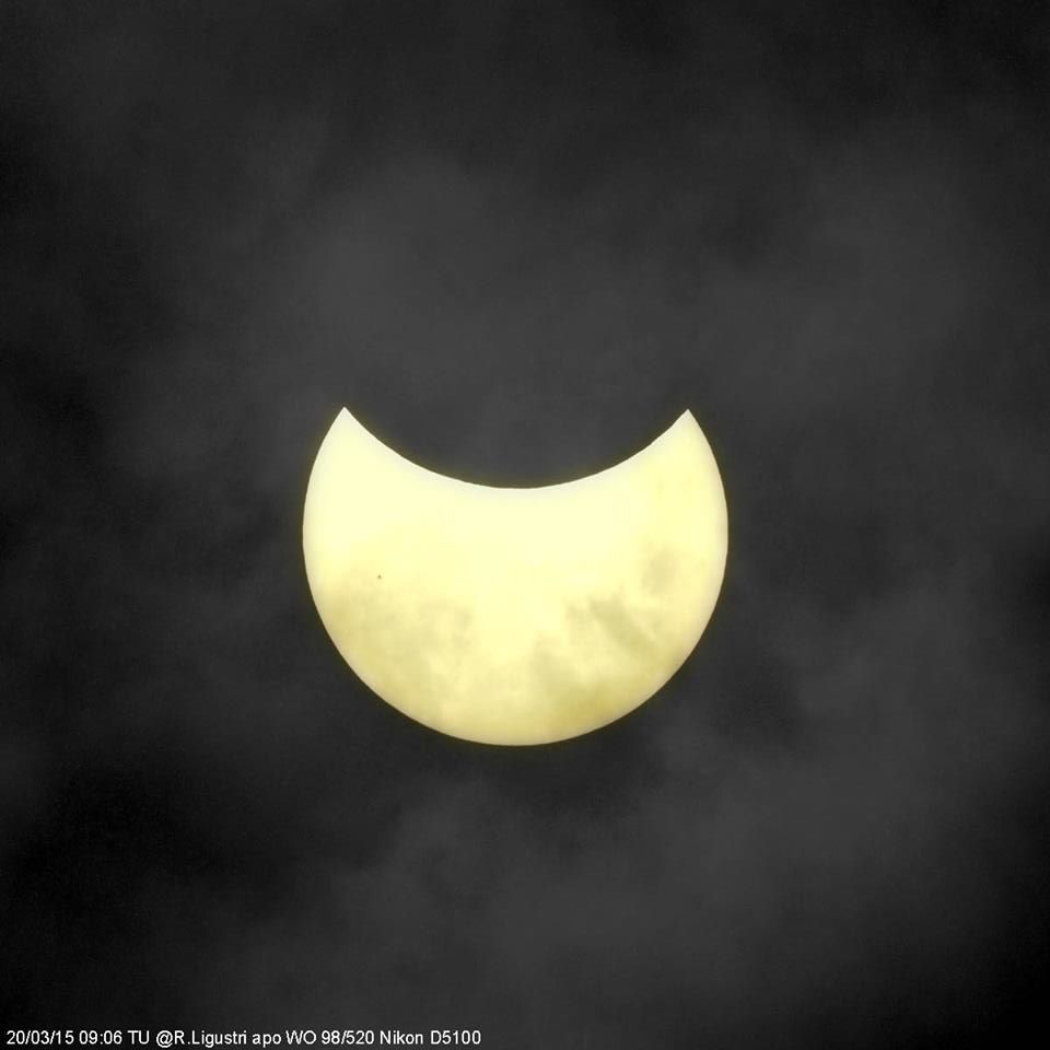 Partial eclipse 
photographed from Talmassons: 39 KB; click on the image to enlarge