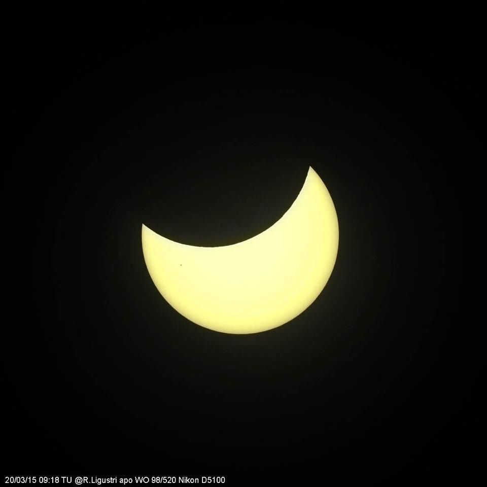 Partial eclipse 
photographed from Talmassons: 21 KB; click on the image to enlarge