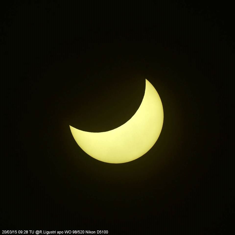 Partial eclipse 
photographed from Talmassons: 25 KB; click on the image to enlarge