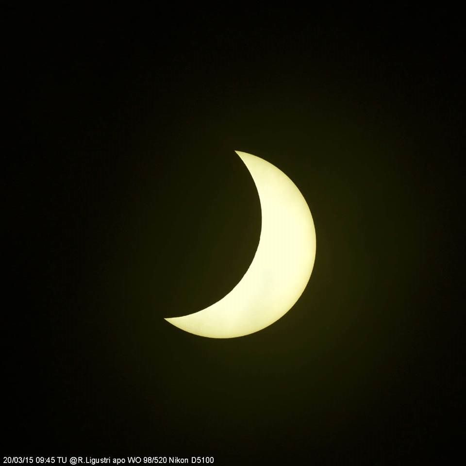 Partial eclipse 
photographed from Talmassons: 24 KB; click on the image to enlarge