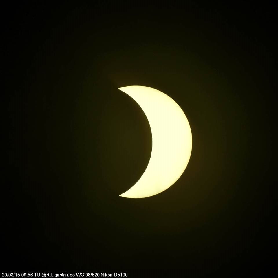 Partial eclipse 
photographed from Talmassons: 22 KB; click on the image to enlarge