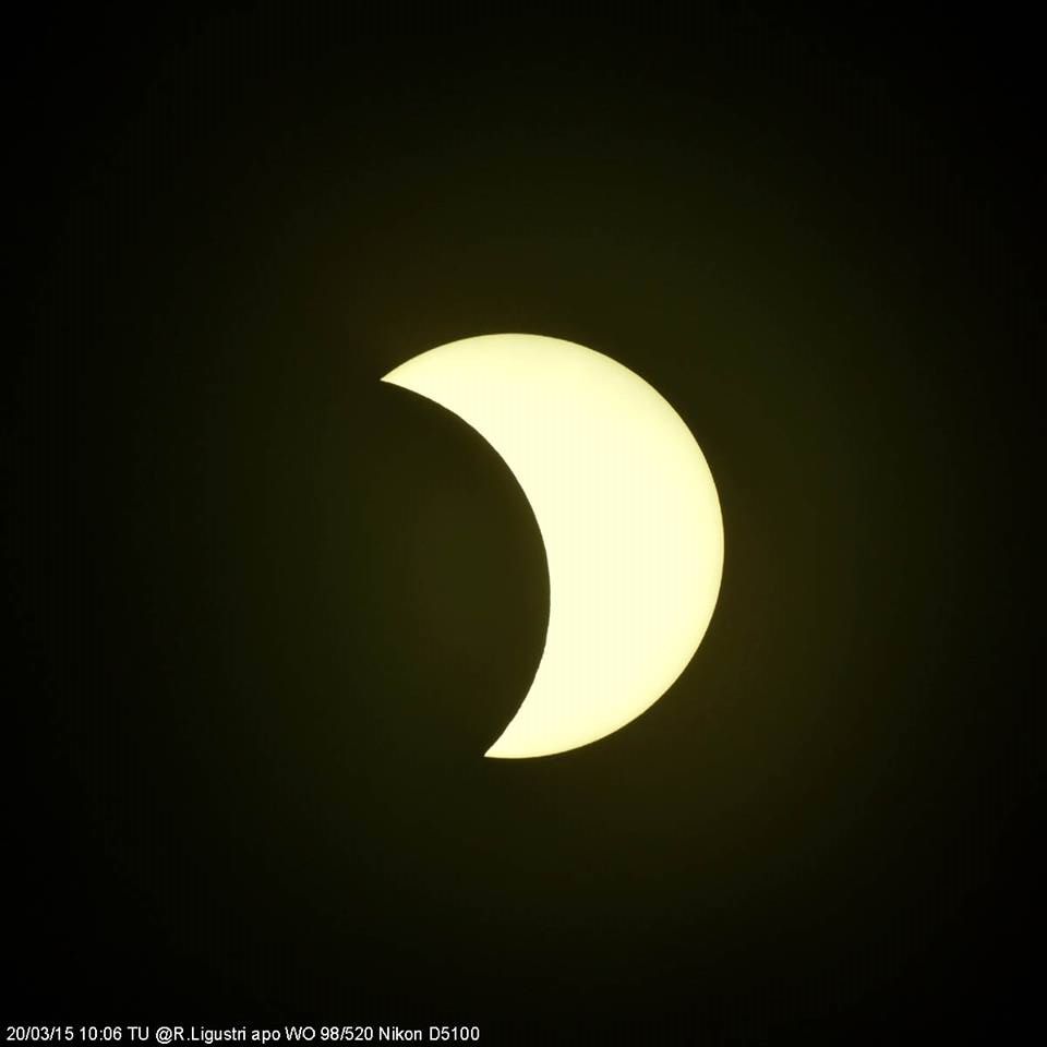 Partial eclipse 
photographed from Talmassons: 23 KB; click on the image to enlarge