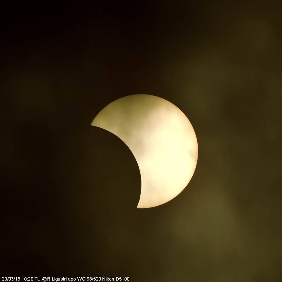 Partial eclipse 
photographed from Talmassons: 26 KB; click on the image to enlarge