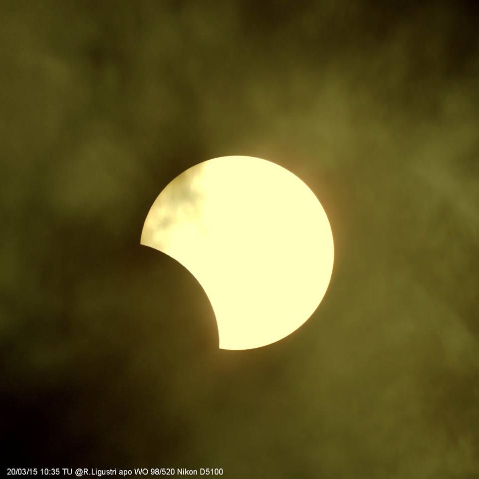 Partial eclipse 
photographed from Talmassons: 31 KB; click on the image to enlarge