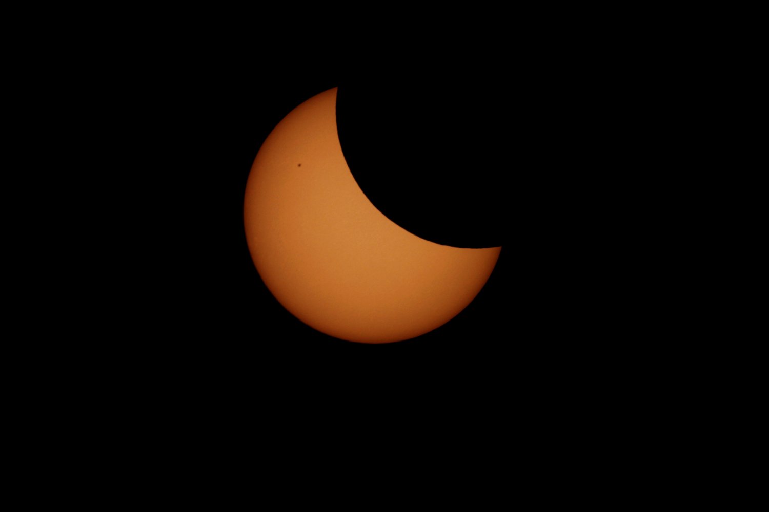 Partial eclipse 
photographed from Talmassons: 35 KB; click on the image to enlarge