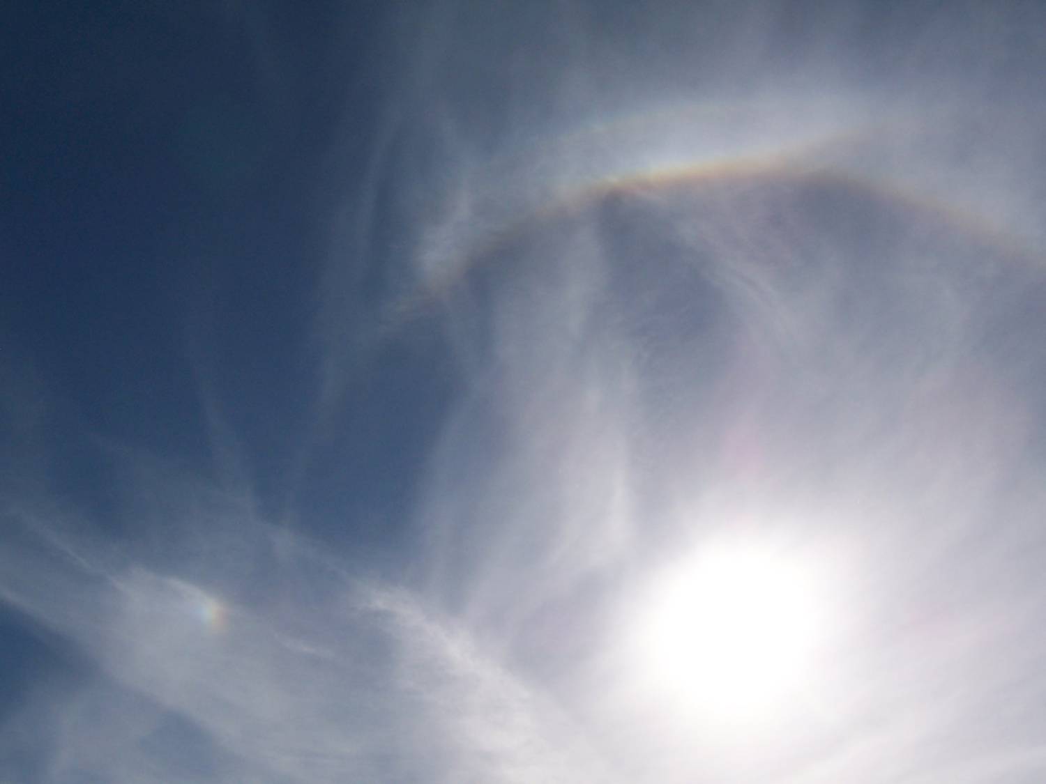 Solar circle with sundog and Parry arc: 54 KB; click on the image to enlarge