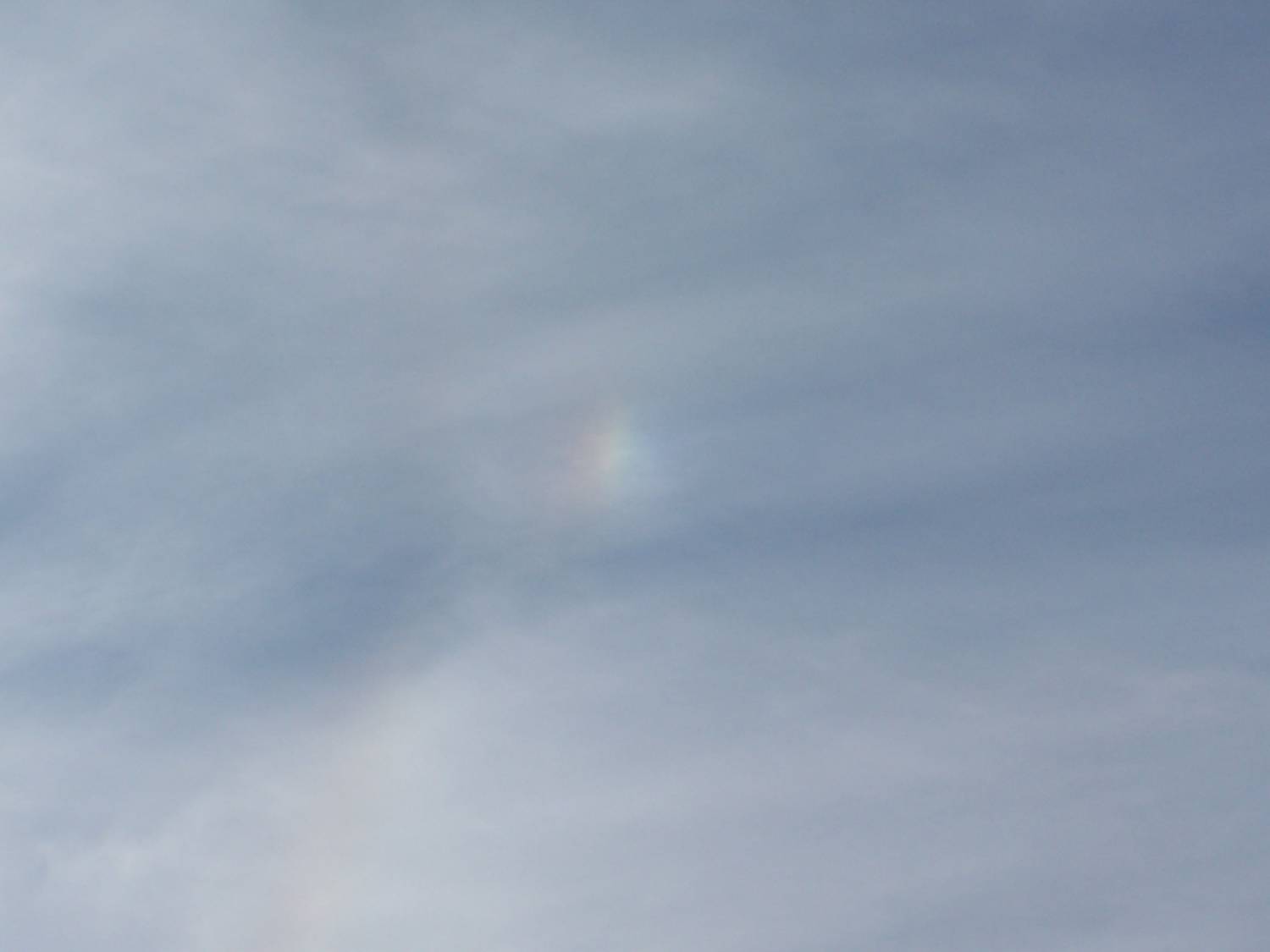 Solar circle with right sundog: 46 KB; click on the image to enlarge