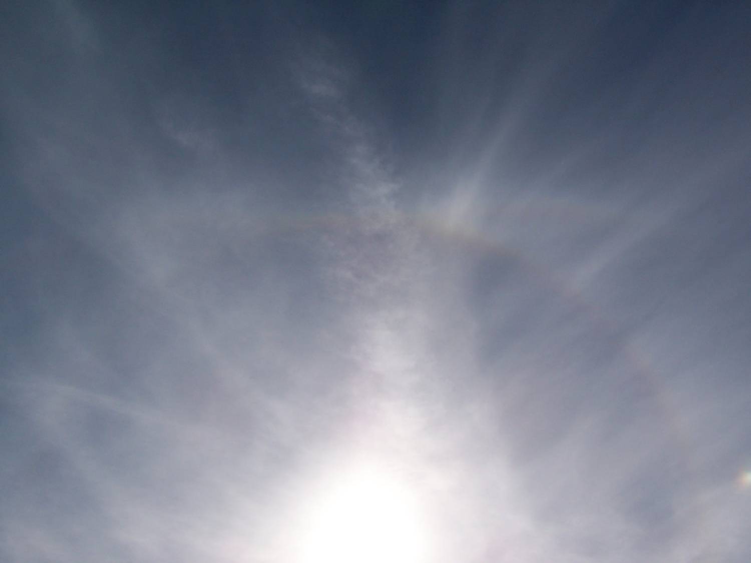 Solar circle with tangent arc, Parry arc and right sundog: 51 KB; click on the image to enlarge