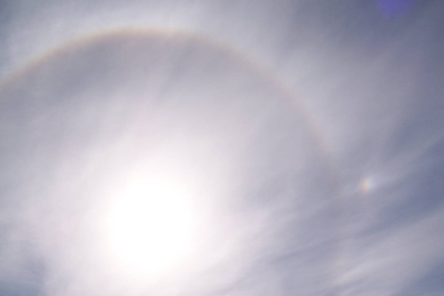 b) Solar circle with parhelic circle and right sundog: 41 KB; click on the image to enlarge