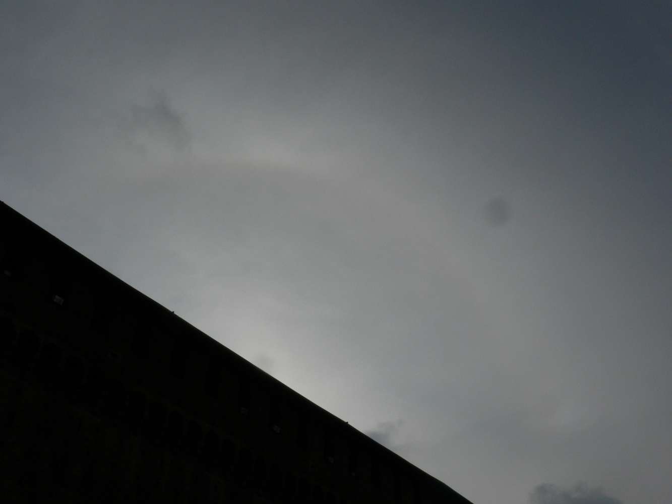 Solar circle with right sundog: 29 KB; click on the image to enlarge