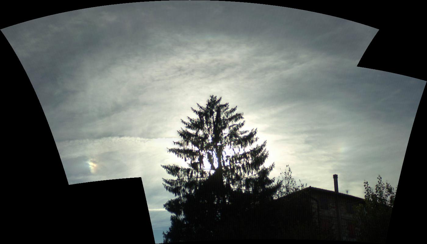Left and right sundogs: 81 KB; click on the image to enlarge at 1280x960 pixels