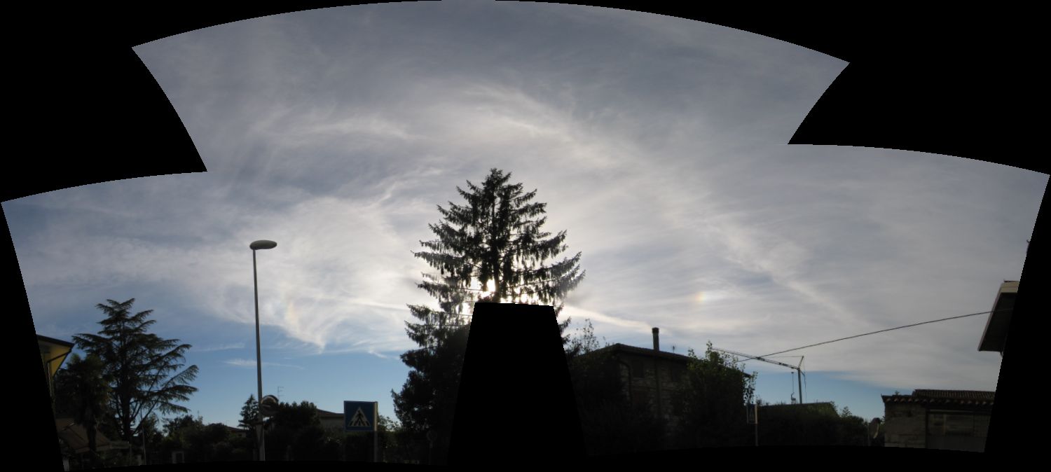 Left and right parhelia (sundogs): 77 KB; click on the image to enlarge at 1500x721 pixels