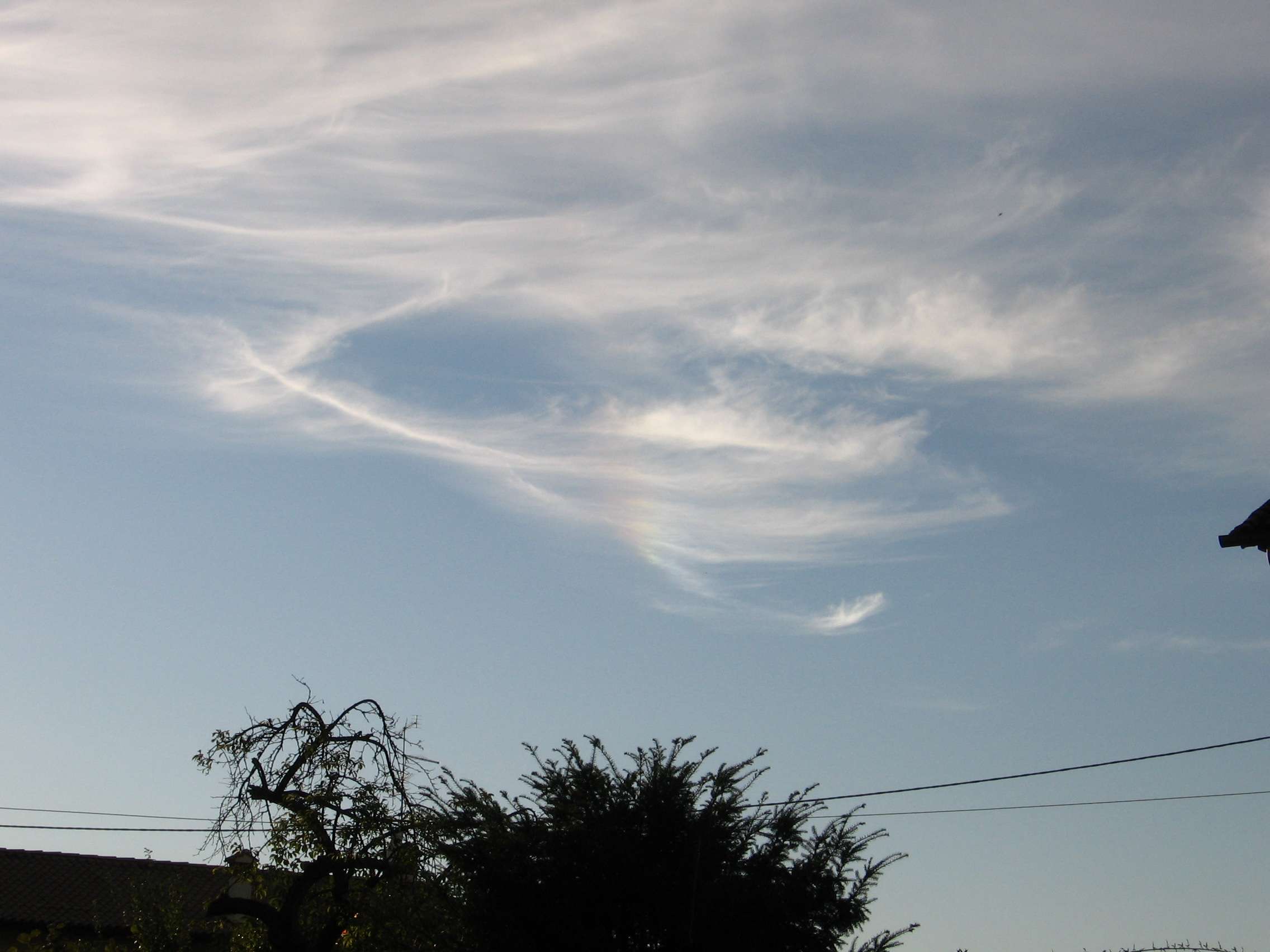 Right sundog: 165 KB; click on the image to enlarge at 2272x1704 pixels