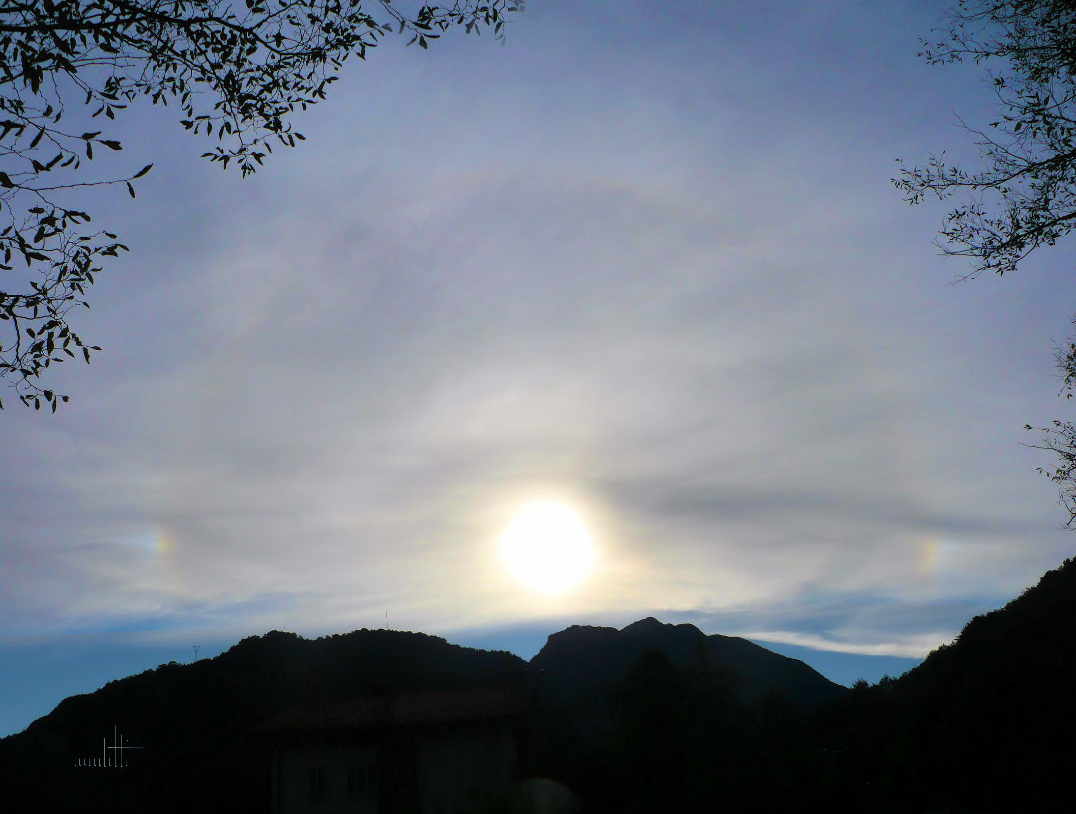 Solar Circle with sundogs: 320 KB; click on the image to enlarge at 2189x1657 pixels