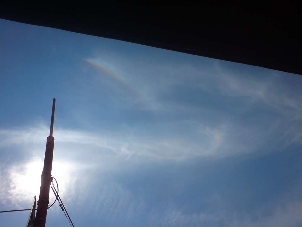 22deg solar halo with right sun dog and parhelic circle: 25 KB; click on the image to enlarge at 1000x750 pixels