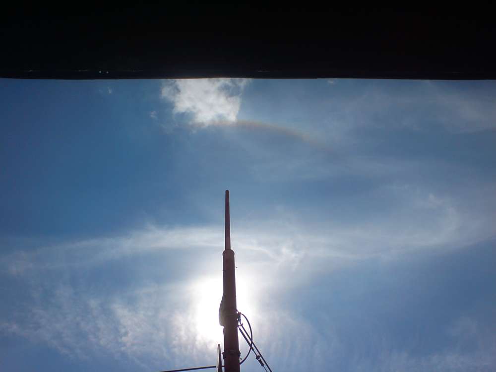 22deg sun halo: 26 KB; click on the image to enlarge at 1000x750 pixels