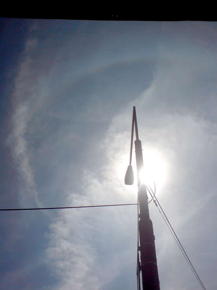 22deg sun halo: 33 KB; click on the image to enlarge at 750x1000 pixels