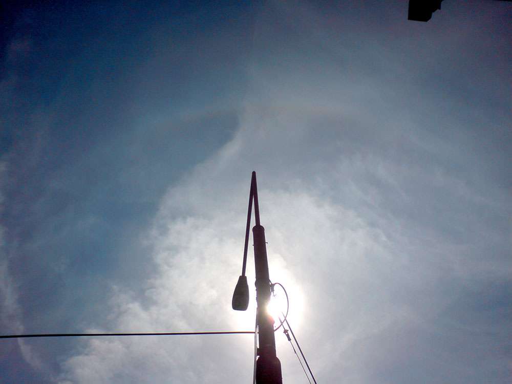 22deg solar halo: 35 KB; click on the image to enlarge at 1000x750 pixels