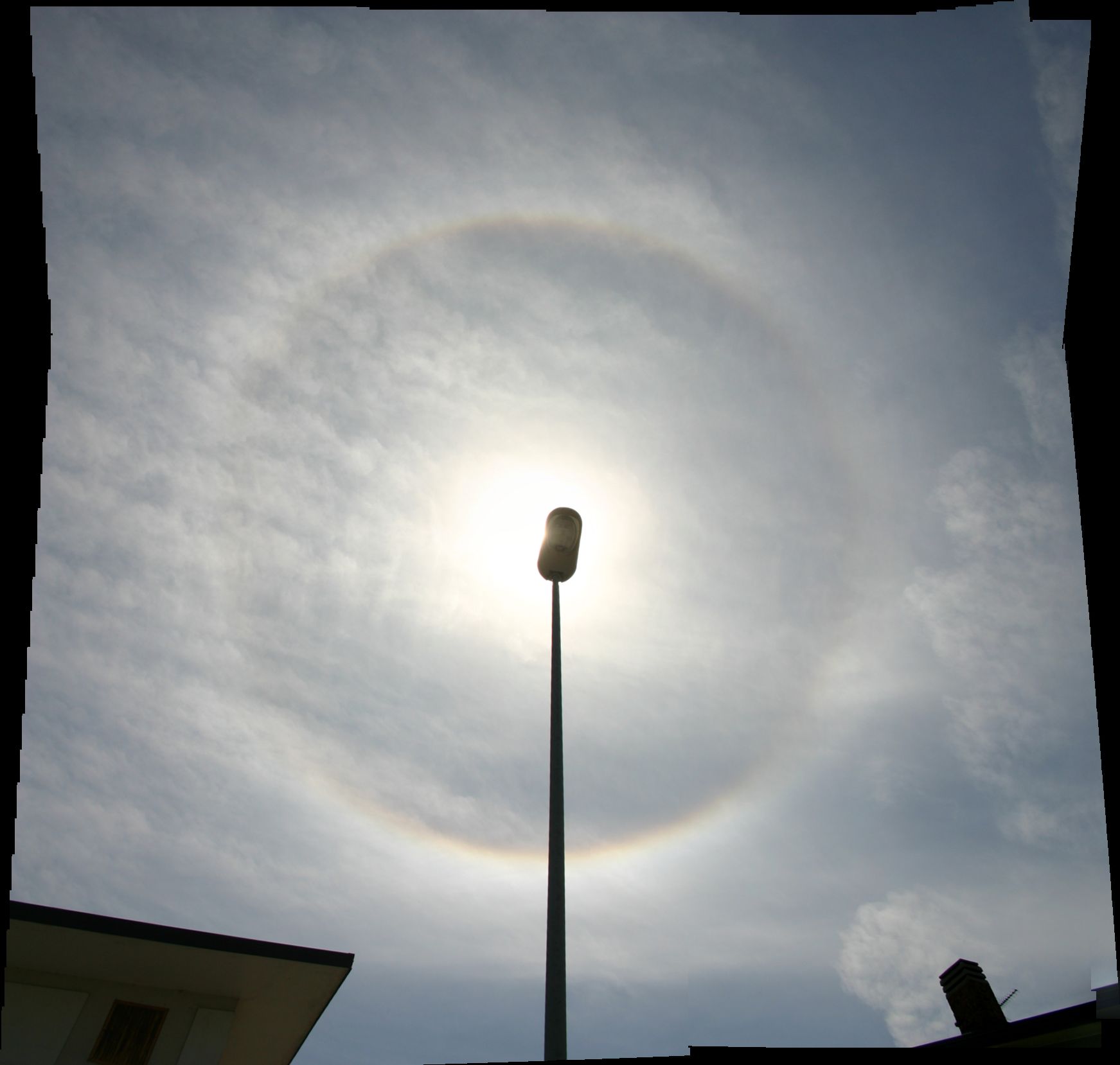 Brightness solar halo: 129 KB; click on the image to enlarge