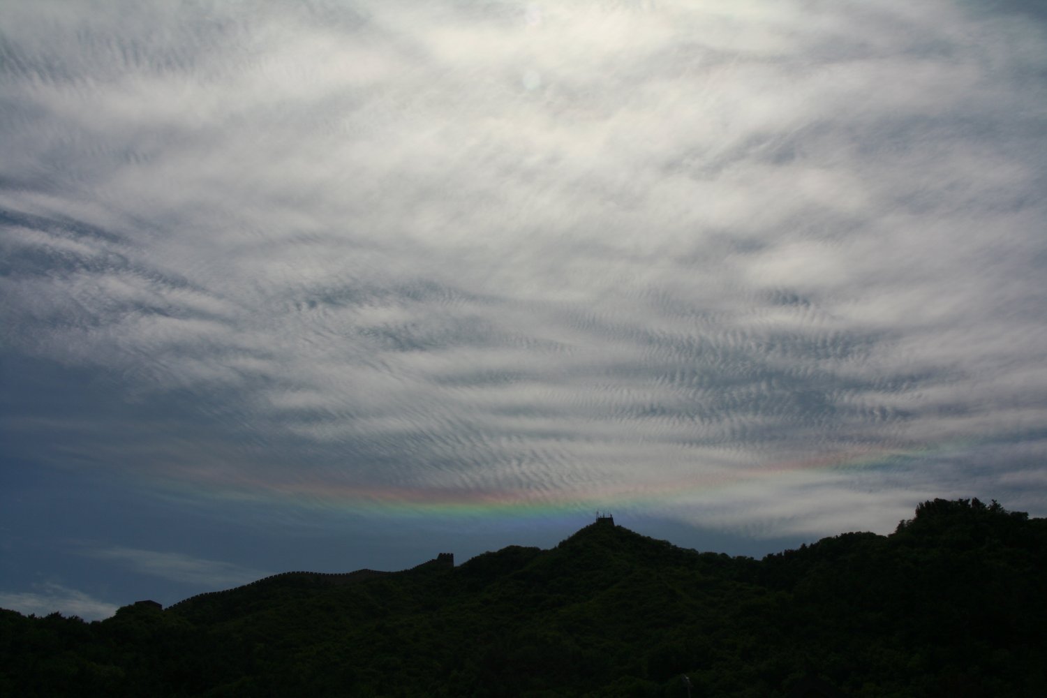 Circumhorizon arc over Great Chinese Wall: 112 KB; click on the image to enlarge to 1000x1500 pixel