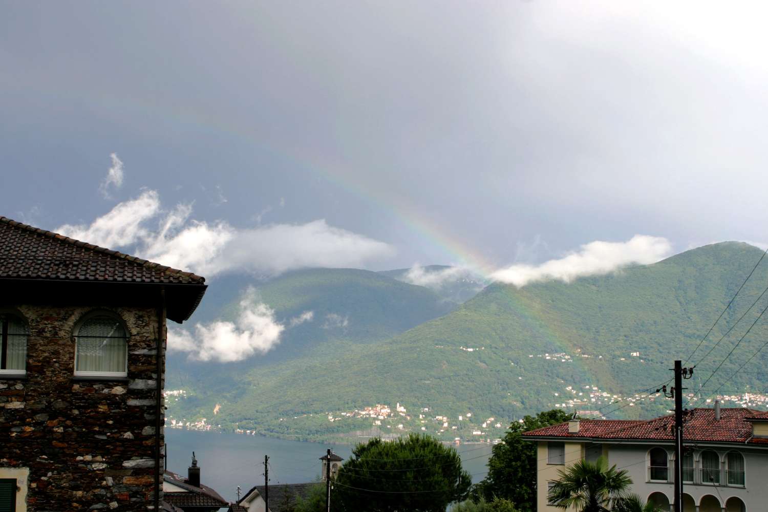 Rainbow over Lago Maggiore: 104 KB; click on the image to enlarge at 1500x1000 pixels