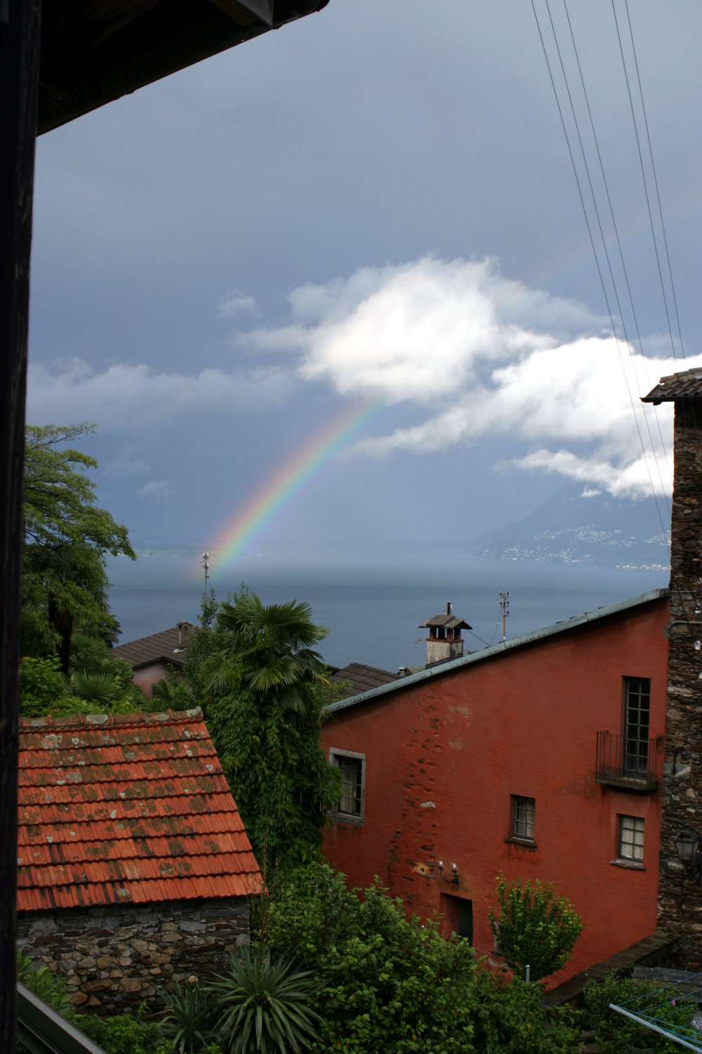 16:40 UT-Rainbow over Lago Maggiore: 110 KB; click on the image to enlarge at 1000x1500 pixels