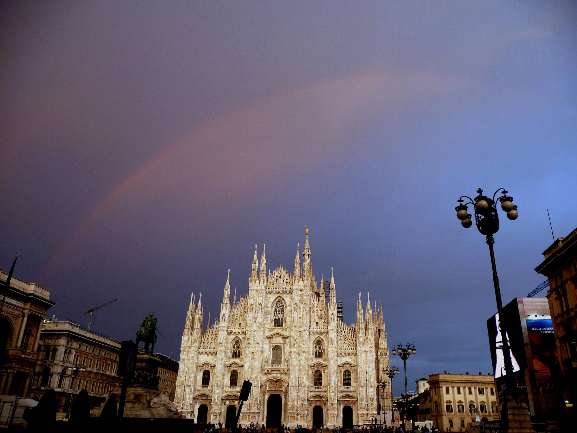 Double rainbow over Duomo of Milan: 263 KB; click on the image to enlarge