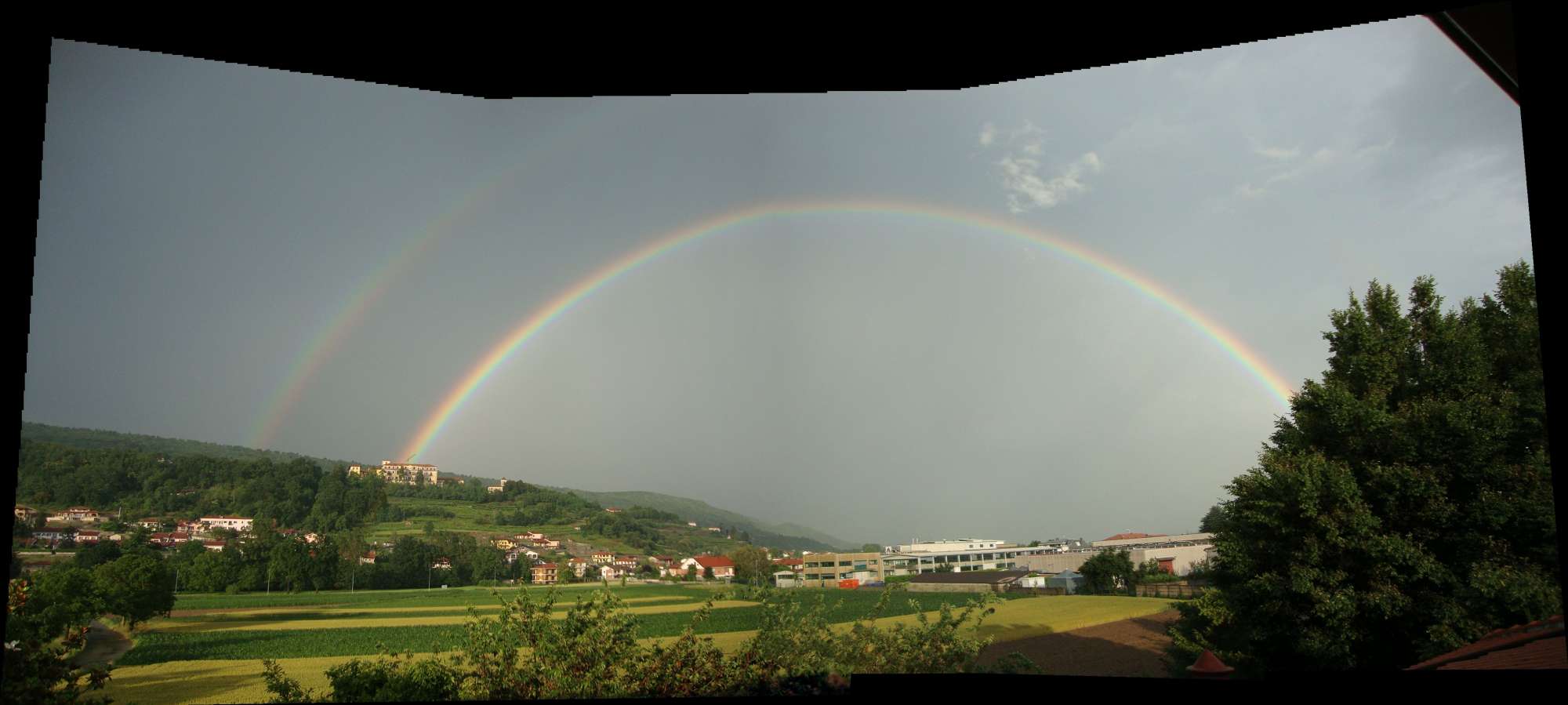 Double rainbow over Bollengo castle: 113 KB; click on the image to enlarge
