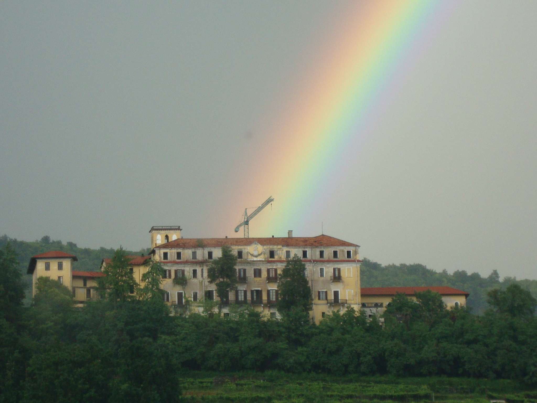 Rainbow over Bollengo castle: 144 KB; click on the image to enlarge