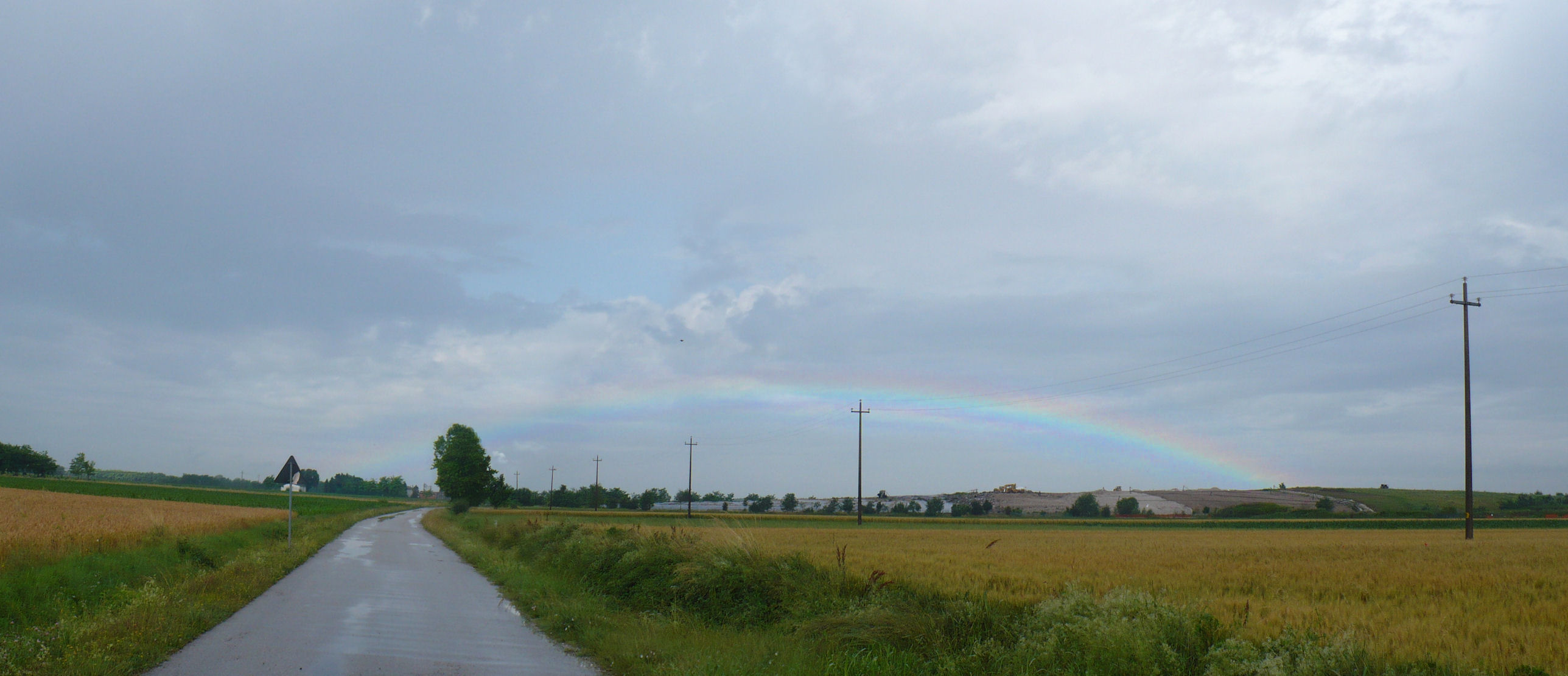 Particular rainbow over Trivignano Udinese: 304 KB; click on the image to enlarge