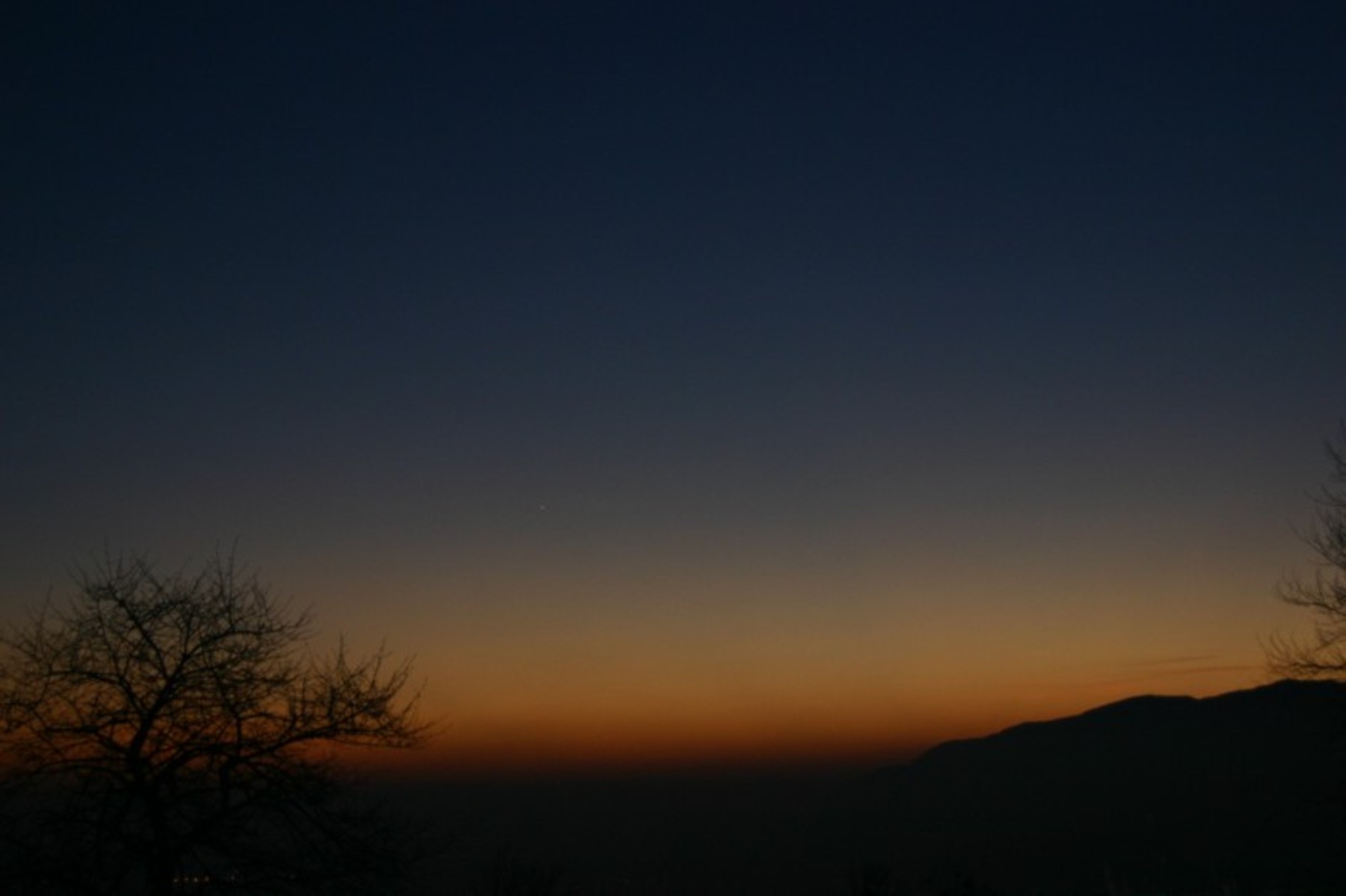Sunset with Venus and McNaught comet: 109 kB; click on the image to enlarge