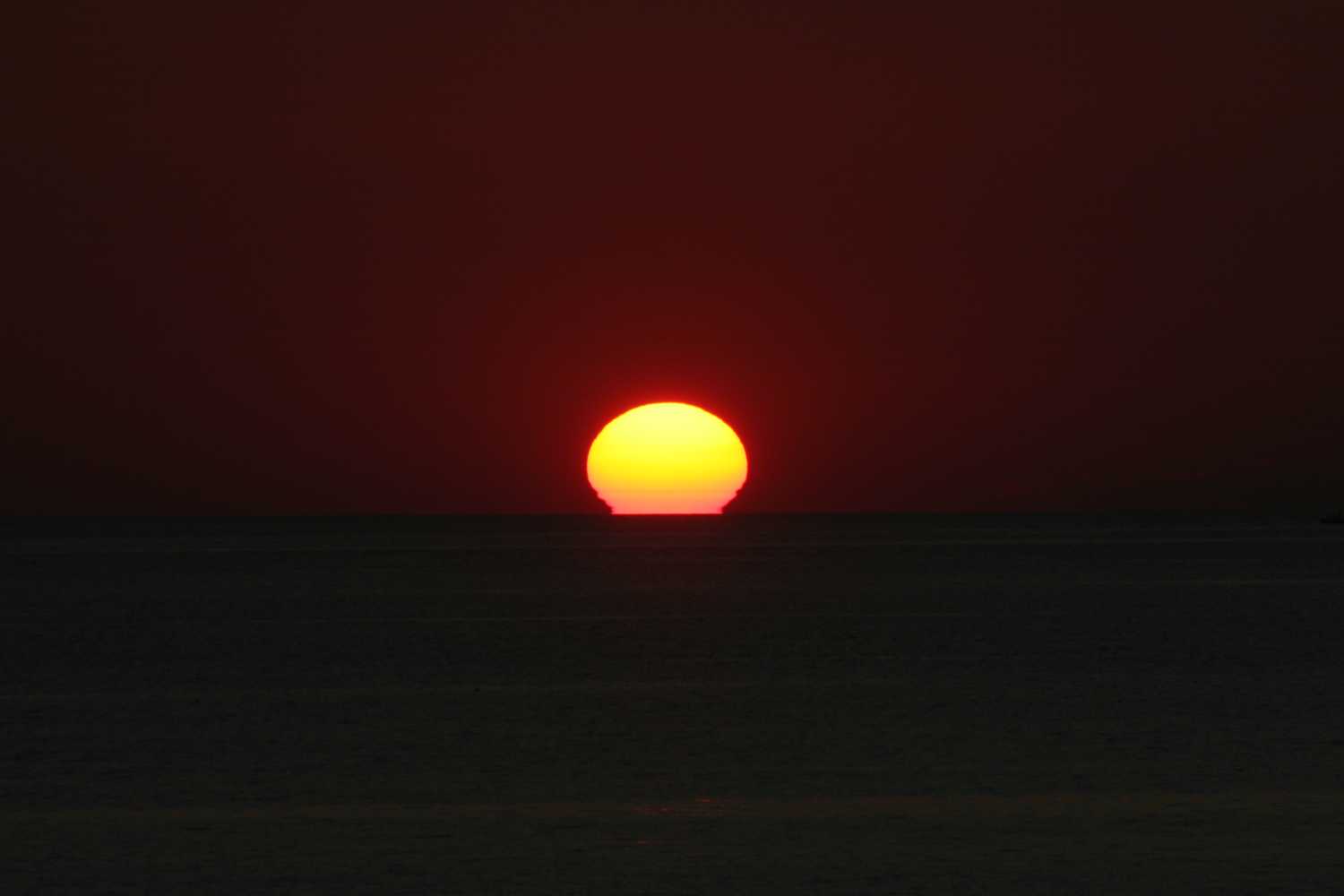 Sunset over Michigan Lake: 31 KB; click to the image to the enlarge