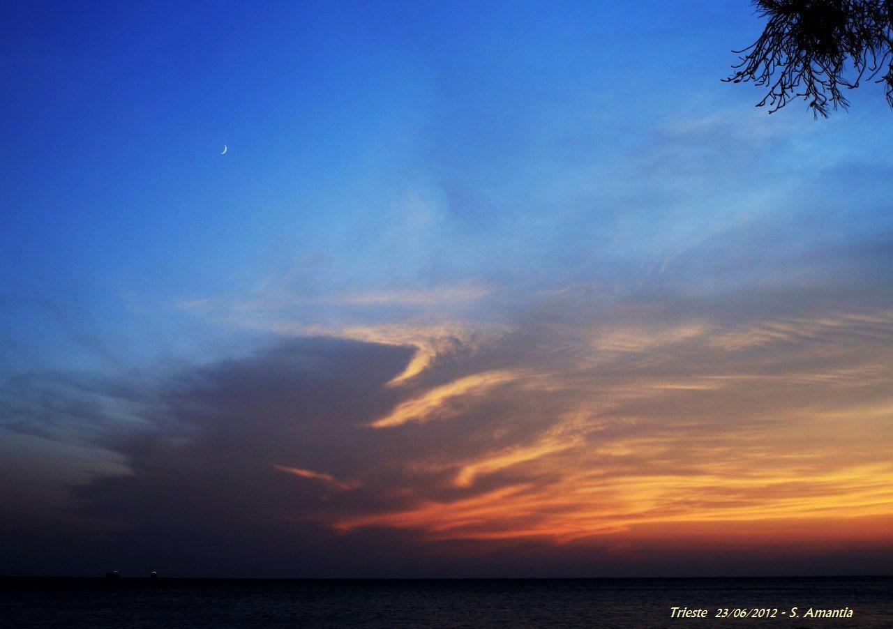 Sunset with Moon near clouds: 103 KB; click on the image to enlarge