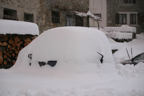 Auto sepolta dalla neve: 44 KB; Click on the image to enlarge