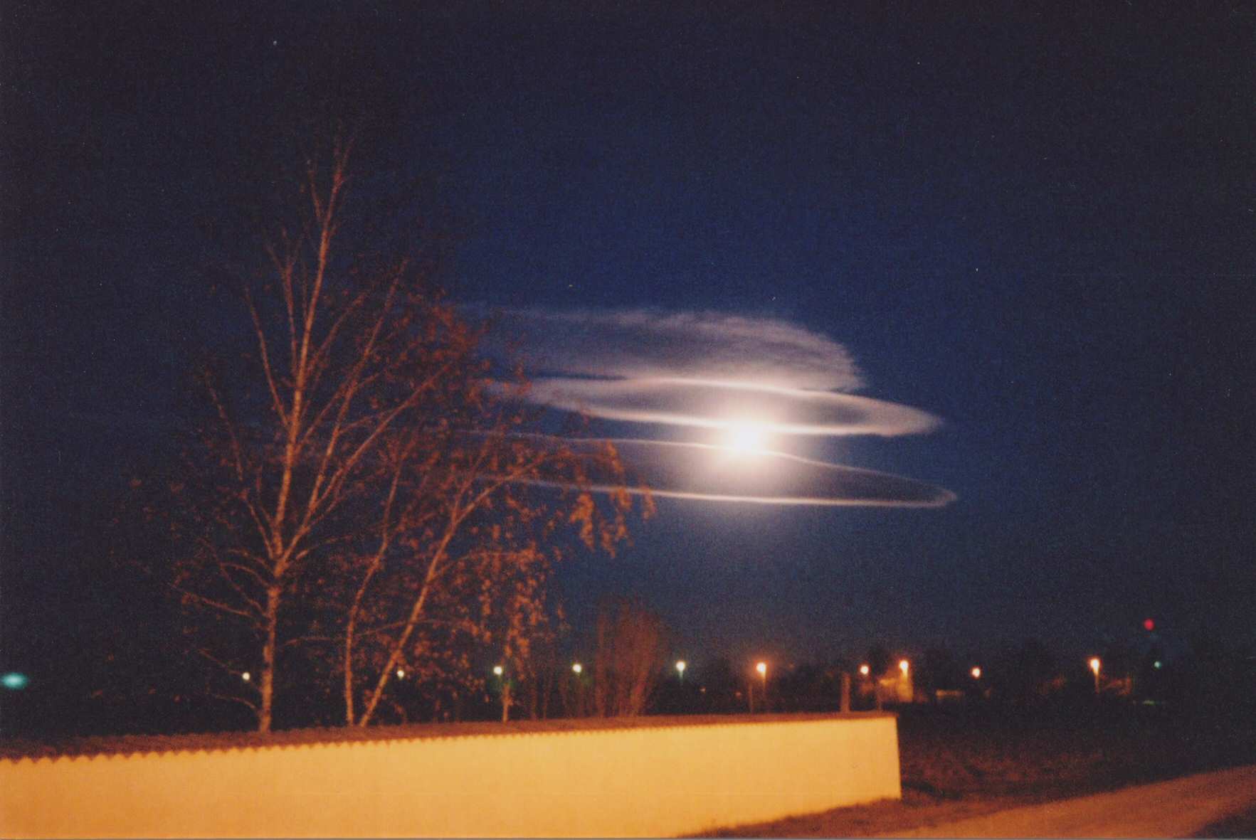 Clouds with moon-114 kb; clicca l'immagine per ingrandirla