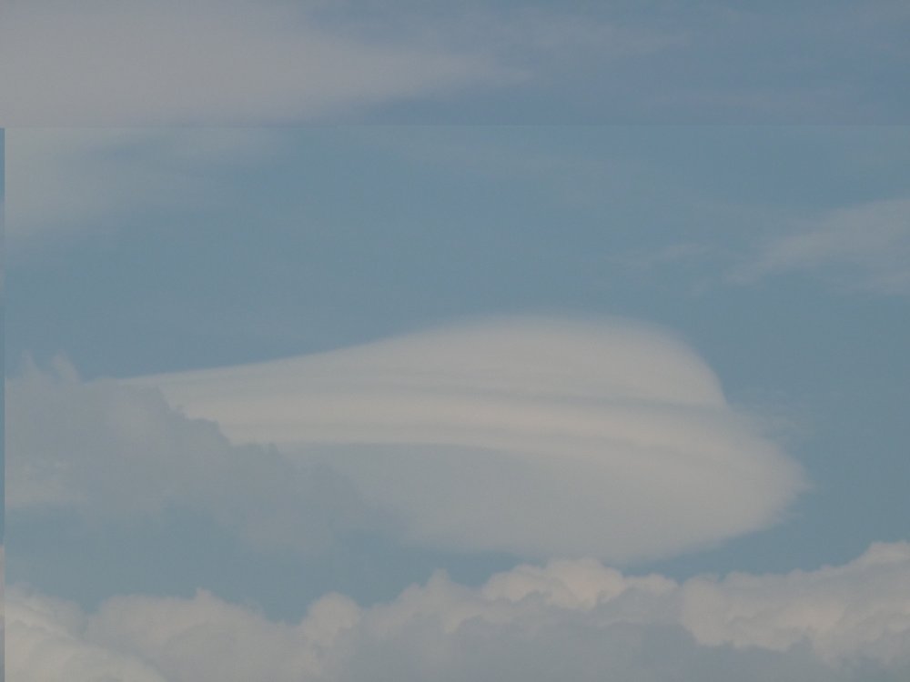 Lenticular cloud over Milan: 31 KB; click on the image to enlarge