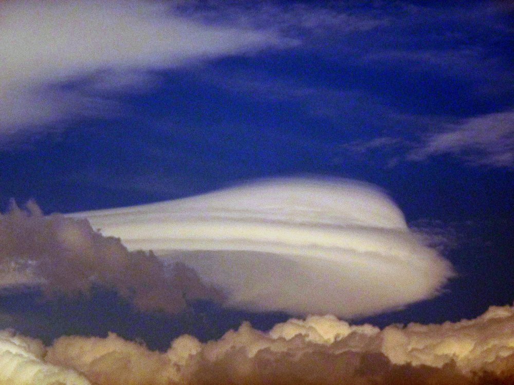 Lenticular cloud over Milan: 152 KB; click on the image to enlarge