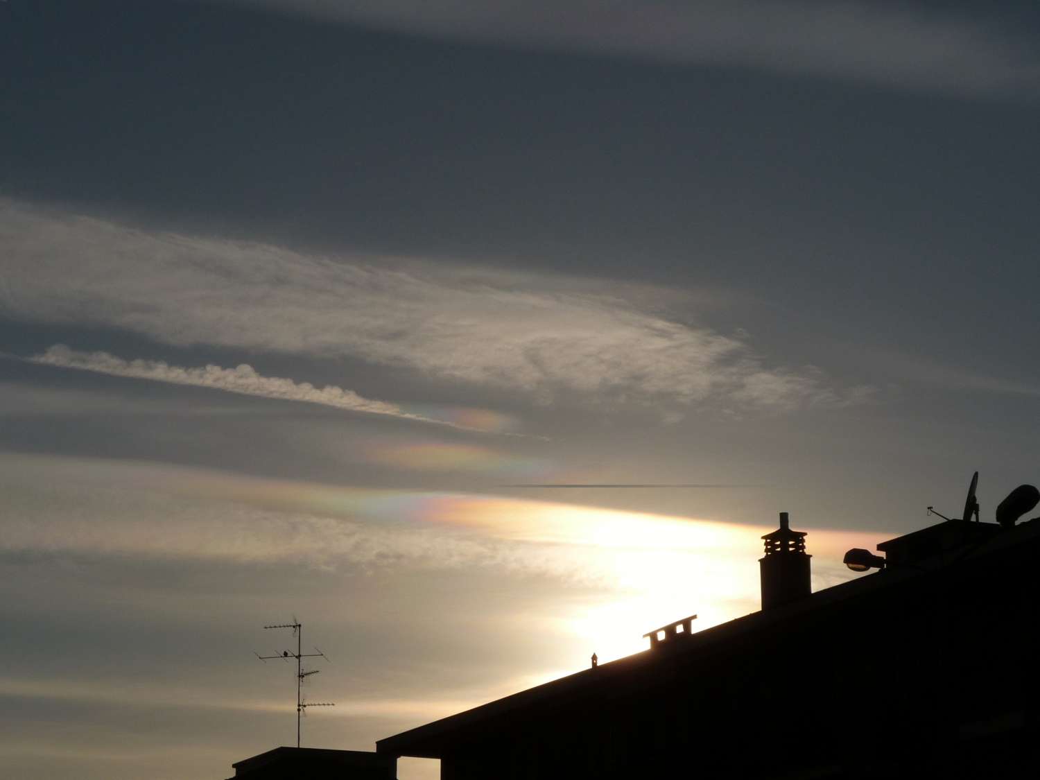 Iridescent clouds: 50 KB; click on the image to enlarge