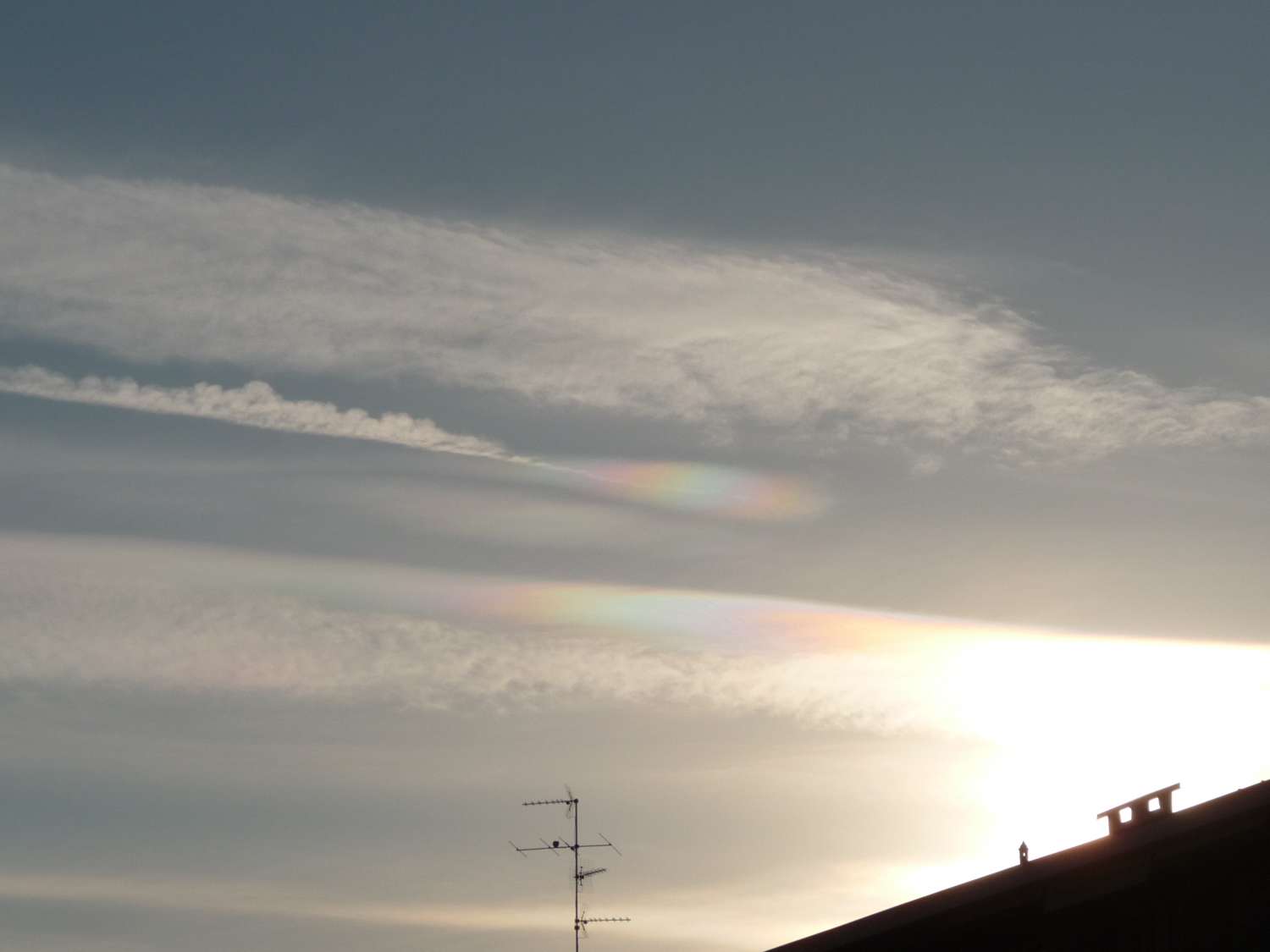 Iridescent clouds: 49 KB; click on the image to enlarge
